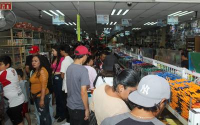 Guadalajara entrega vales de útiles escolares para niños y niñas