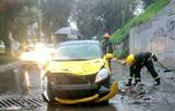 Elementos de Protección Civil y Bomberos de Zapopan en auxilio por incidentes causados por la lluvia. Foto. Protección Civil y Bomberos Zapopan